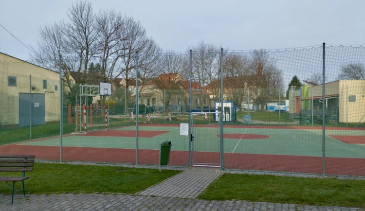Město veřejnosti zdarma zpřístupní některá hřiště u základních škol