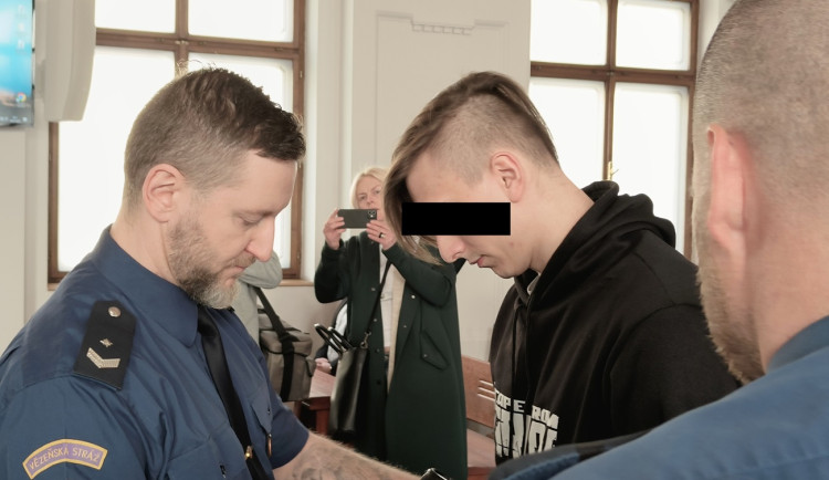 Agresor bez pocitu viny, řekli znalci k chování mladého Ukrajince, který je souzený za pokus o vraždu školačky