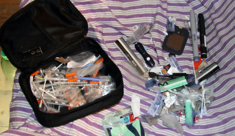 Dva recidivisté se znovu pustili do obchodování s drogami. Muži a ženě hrozí až 10 let vězení