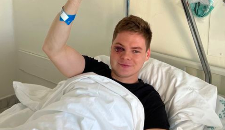 Kvůli napadení youtubera stíhá policie tři lidi. Rasový motiv se nepotvrdil, uvedla