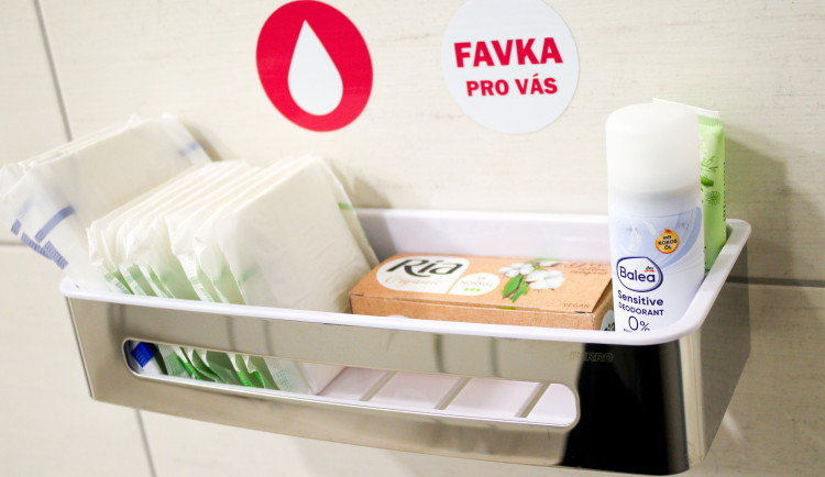 Studentky mají k dispozici zdarma vložky a tampony, novinku zavedly první dvě fakulty v Plzni