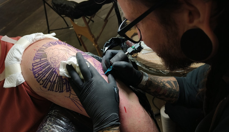 Benefiční akce tatérů podpořila ženu s autistickým synem i psy zachráněné z výzkumných laboratoří