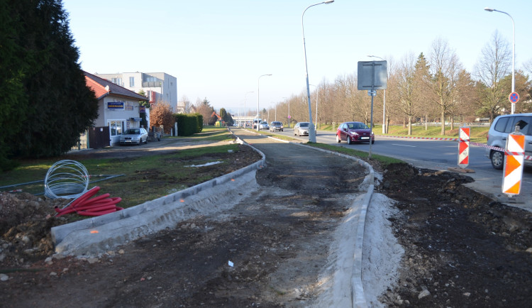 Dělníci začali s asfaltováním smíšené stezky pro pěší a cyklisty za 14 milionů, povede podél rušné silnice