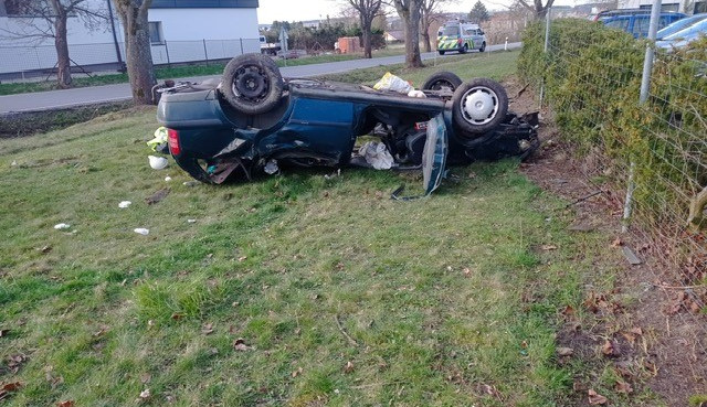 Po nárazu do stromu zemřela dnes ráno na Táborsku žena