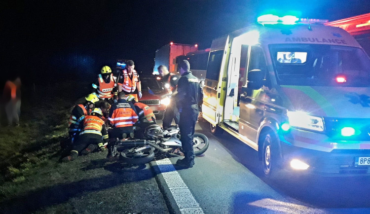 Motorkář sestřelil a usmrtil divočáka, sám utrpěl těžká zranění a skončil v nemocnici