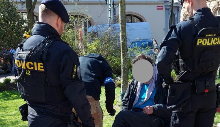 Psychicky nemocný muž vyhrožoval bombovým útokem v bance, policisté ho bleskově vypátrali opodál na lavičce