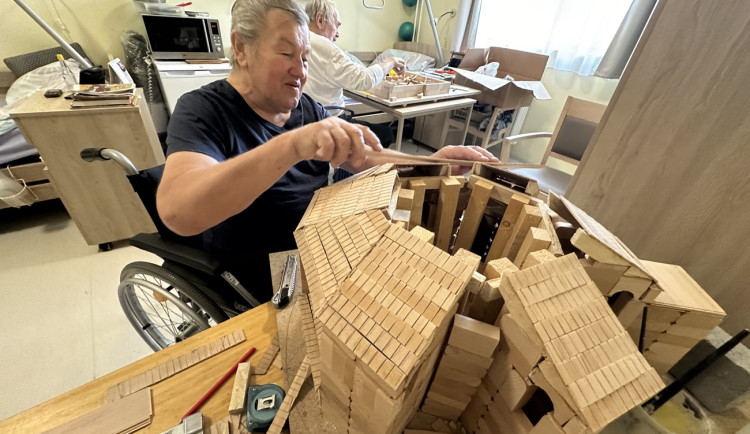 Svůj pokoj v domově seniorů proměnili dva osmdesátníci v truhlářskou dílnu, vyřezávají známé památky