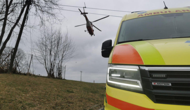 Záchranáři resuscitovali malé dítě po nehodě dvou osobáků, zranění utrpělo i dalších pět dospělých