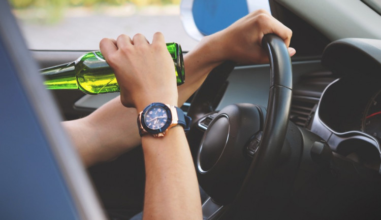 Řidič jel na benzínku pro piva, cestou policistům nadýchal čtyři promile. Druhý den nadýchal o dvě více