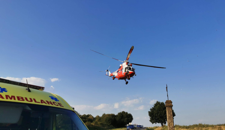 Senior zemřel po střetu dodávky a osobního auta, těžká zranění utrpěla i jeho spolujezdkyně