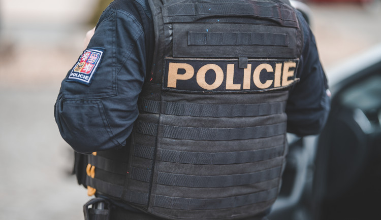 Žena přepadla na ulici seniorku. Napadené pomohl náhodný svědek