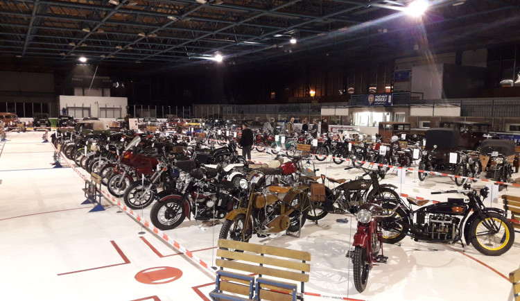 Sběratelé historických vozů promění plochu zimáku ve výstavní sál, představí třeba unikáty na parní pohon