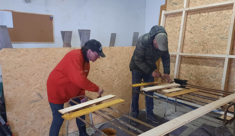 Tonda a Stáňa přestanou živořit na ulici, budou z nich hlídači a obyvatelé domku, který pomohli postavit