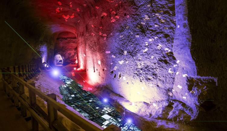 Festival světla rozzářil hlubiny kaolinového dolu, návštěvníci obdivují instalace a videomapping