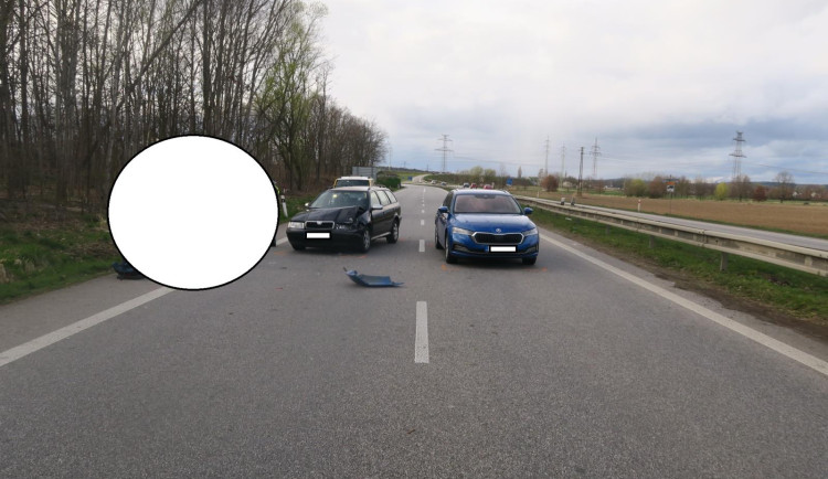 Žena vjela do protisměru a způsobila nehodu. Dva lidé se zranili