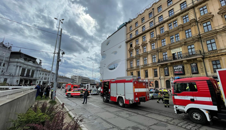 VIDEO: V centru jihomoravské metropole hořelo bistro v obchodním domě. Jeden člověk se zranil