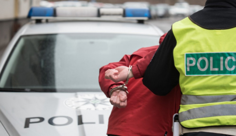 Policie obvinila z pokusu o vraždu muže, který pobodal expřítelkyni. Hrozí mu až dvacet let vězení
