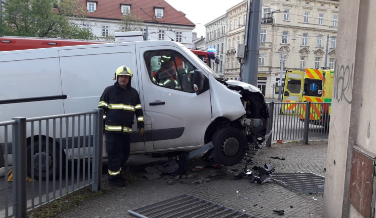 Řidič dodávky prorazil zábradlí a skončil na jednom z nejrušnějších chodníků v centru města