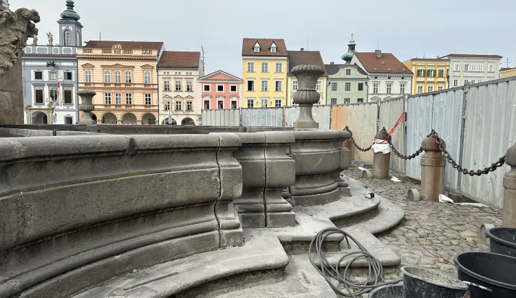 Samsonovu kašnu zakrývají plechové zábrany. Opravuje se bazén