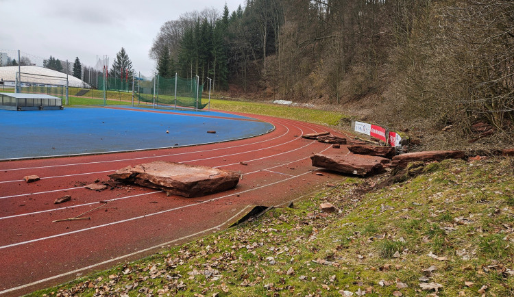 Trutnov zabezpečuje skálu, aby už kameny neohrožovaly atlety na ovále