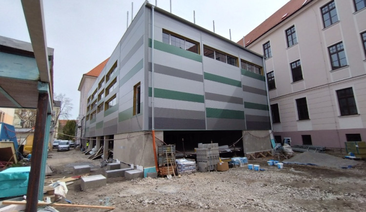 Město nechalo u dvou škol postavit nové sportovní haly. Někteří je kritizují