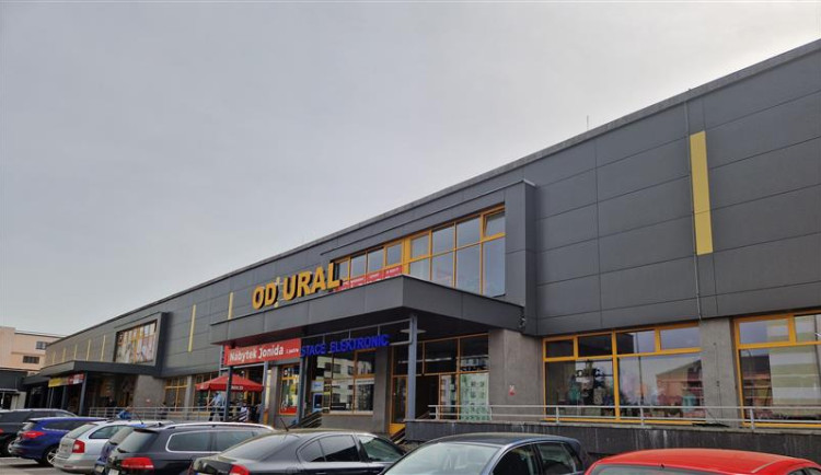 Kolem obchodního domu Ural chodili místní obloukem, okolí tam teď střeží bezpečnostní agentura