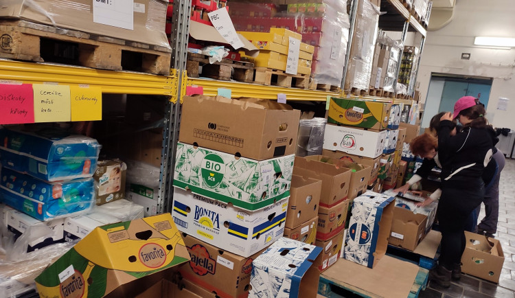 Sbírka potravin vynesla v Plzeňském kraji přes 16 tun jídla, pomoc čím dál více využívají samoživitelé