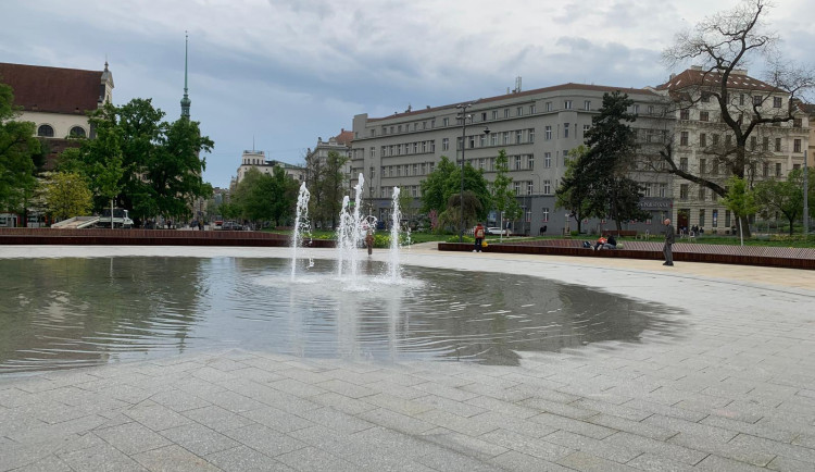 VIDEO: Pracovníci napouští kašnu na Moravském náměstí. Brněnské moře letos zahájilo sezonu dříve