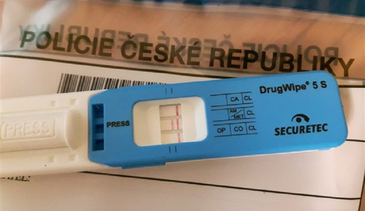 Na řidičák může zapomenout, žákyně autoškoly měla pozitivní test na drogy