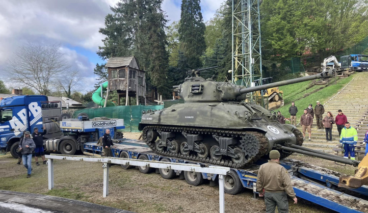 Tank Sherman odcestoval ze ZOO do dílny. Zdobit pak bude dvůr muzea ve slavném domě, kde se psala historie