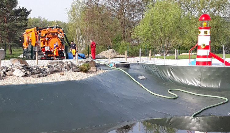 Teď snad bude vše v pořádku. Jezírko, které minulou sezonu zamořili vodní paraziti, prochází přípravou na léto