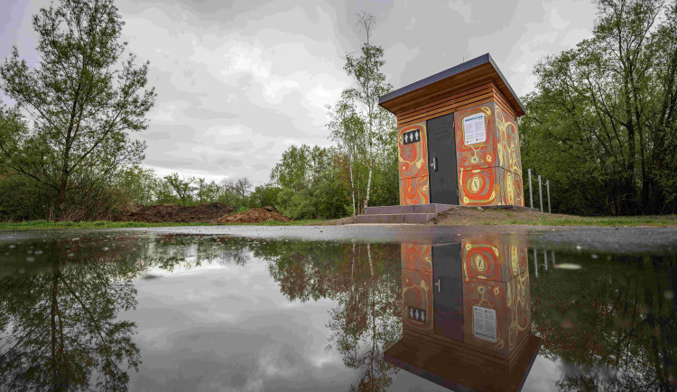 První veřejná ekologická toaleta v Česku nepotřebuje elektřinu ani chemii, exkrementy mění v kompost