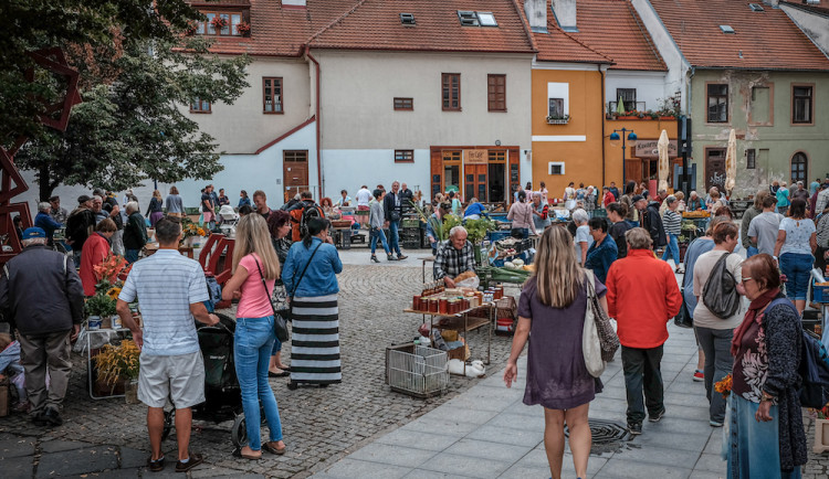 KULTURNÍ TIPY: Zajděte na Listování v Lišově, Mezinárodní den památek nebo trhy na Piarisťáku