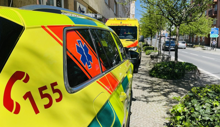 Těžce zraněného muže po pádu z okna transportoval do nemocnice vrtulník