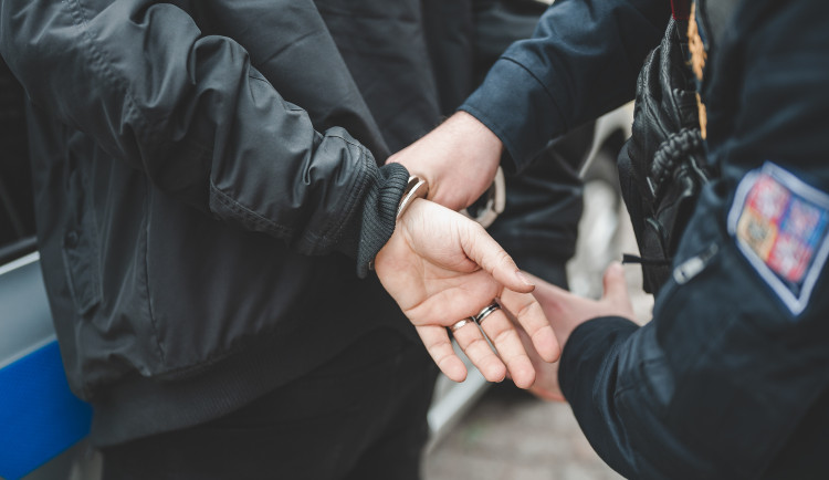 S nožem v ruce se dožadoval peněz a cigaret. Muži hrozí až deset let vězení