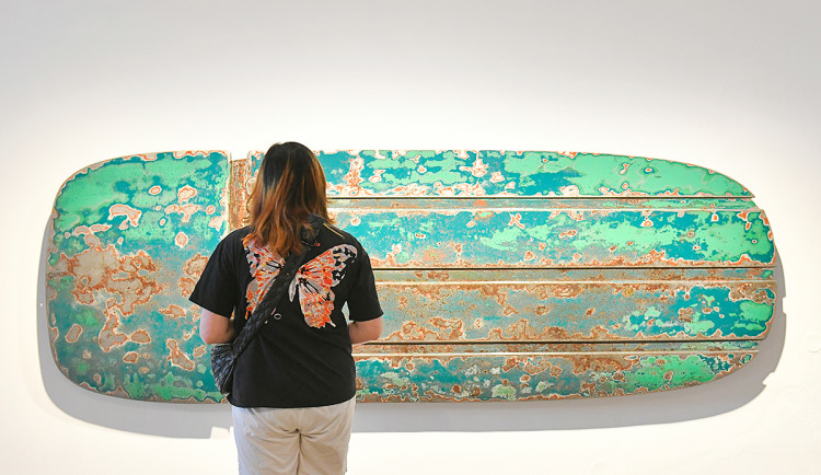 Sochař a mistr recyklace vystavuje v galerii odřezané střechy a kapoty aut