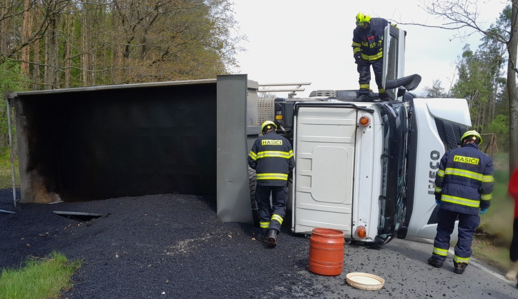 Řidička převrátila náklaďák a vysypala na silnici asfalt, při další nehodě se střetl traktor, dodávka a náklaďák