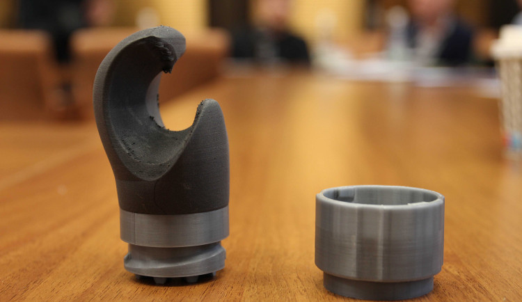 Studenti navrhli vychytávku pro dětské protézy, díky ní se malí sportovci budou moci držet řídítek na kolech