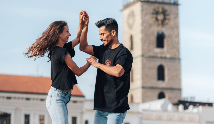KULTURNÍ TIPY: zajděte si zatančit na Střechu, do divadla nebo na farmářské trhy