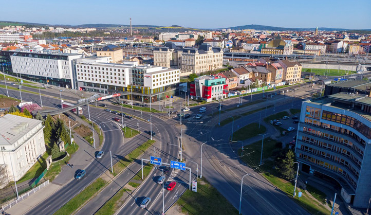 Rušná křižovatka projde rekonstrukcí za sto milionů, chodci se konečně dočkají i přechodů