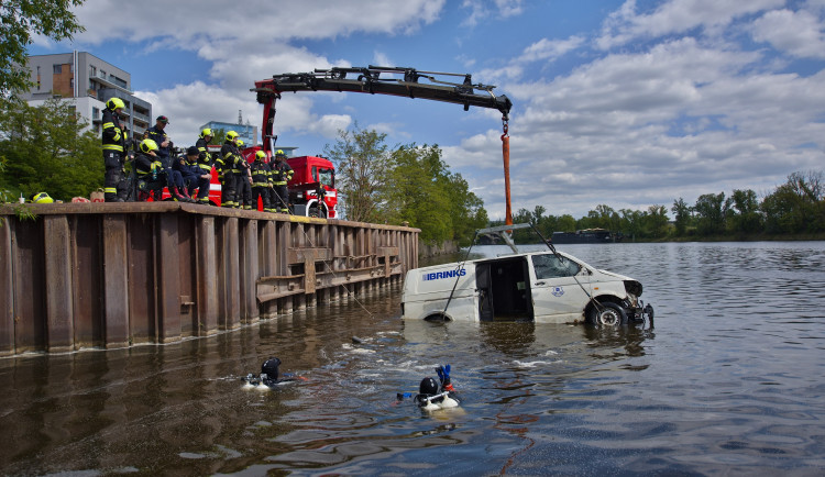 V holešovickém přístavu proběhlo cvičení hasičů a potápěčů