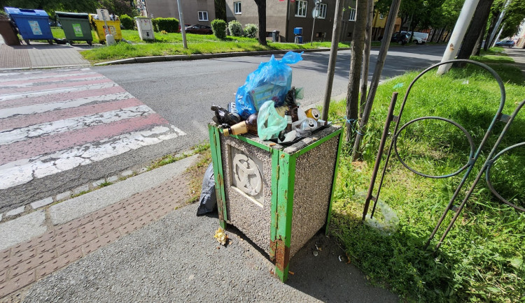 Odpadkové koše chybí, nepořádku i špíny naopak přibývá a opozice nešetří kritikou