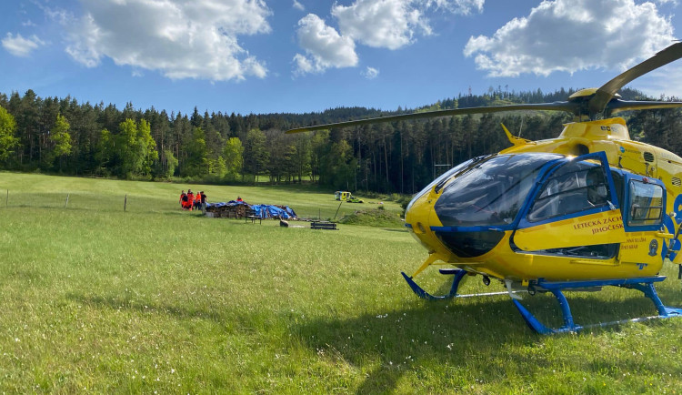 Na Prachaticku se zřítil paraglidista. Letěl pro něj vrtulník
