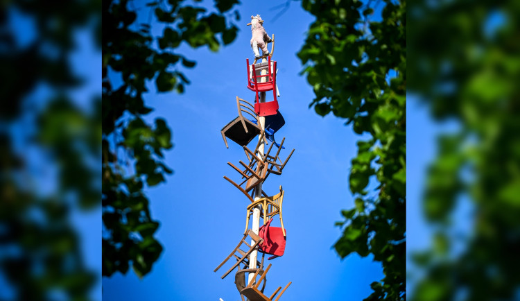 FOTO: Hromada židlí a na vrchu houpací kůň, autoři originálních májek se opět překonali