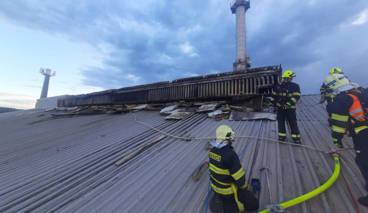 VIDEO: Hasiči bojovali s požárem sklárny, vzniklá škoda jde do milionů