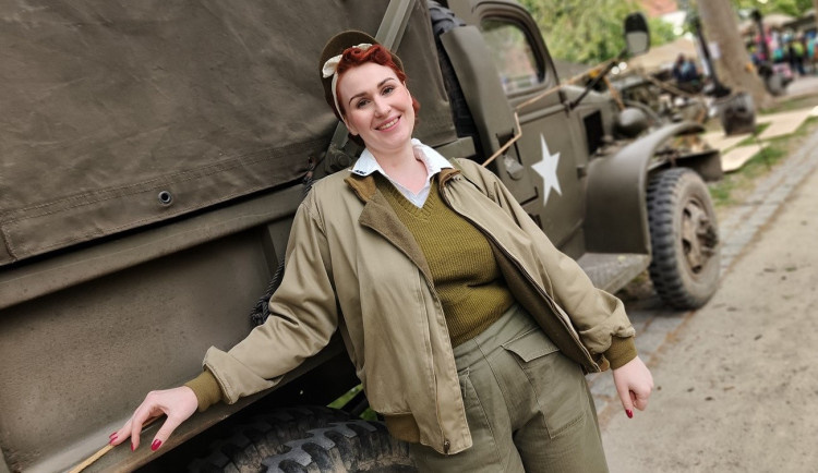 FOTO: Západočeská metropole ožívá Slavnostmi svobody, dobové kempy jsou v obležení lidí