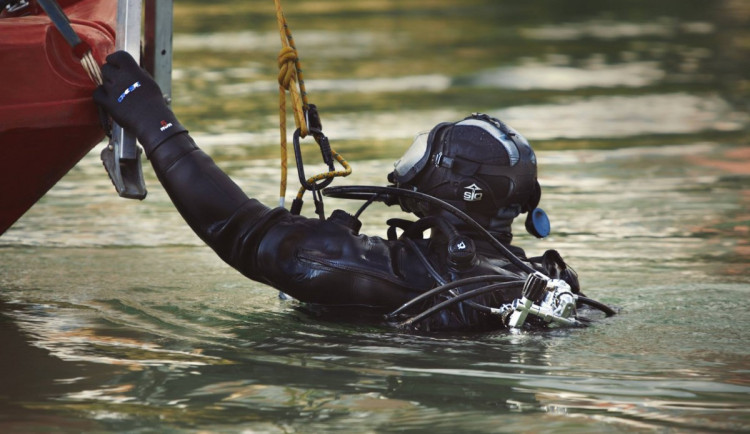Řeka v centru Plzně vyplavila lidskou hlavu, našla ji turistka a zalarmovala policii