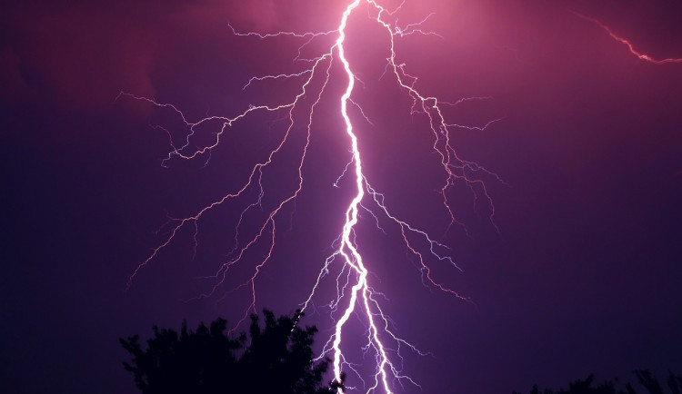 Nad jižní Moravou se přeženou bouřky doprovázené silným větrem a kroupami, varují meteorologové