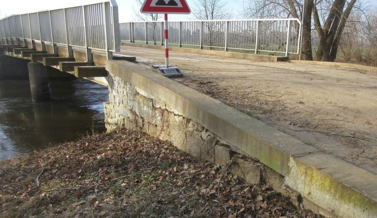 Most přes Mži je v havarijním stavu, kvůli nutné opravě ho město na pět měsíců uzavře