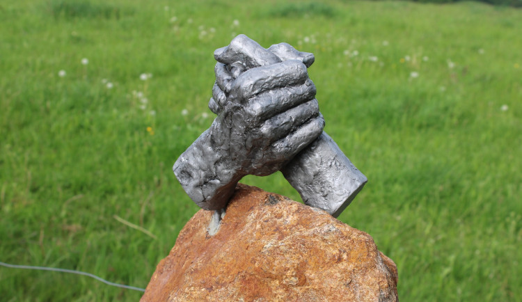 Spojené ruce zdobí nový pamětní kámen u česko-bavorské hranice, připomíná 20. výročí vstupu do EU